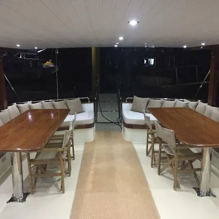 Yacht Traffic بوتيل *